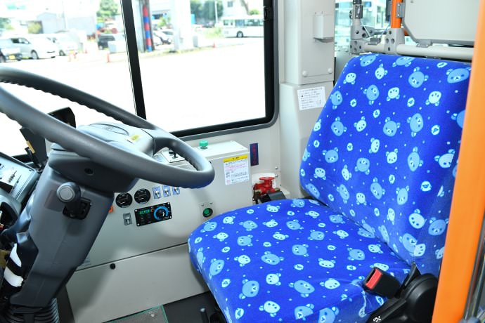 「コリラックマ号」の運転席